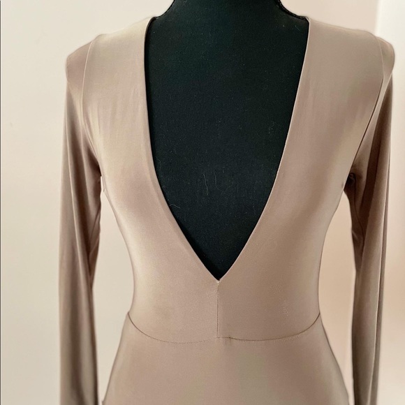 Tan deep V bodysuit - Picture 2 of 3